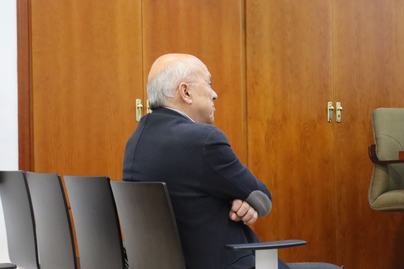 Guerrero sentado en el banquillo del juzgado.jpeg
